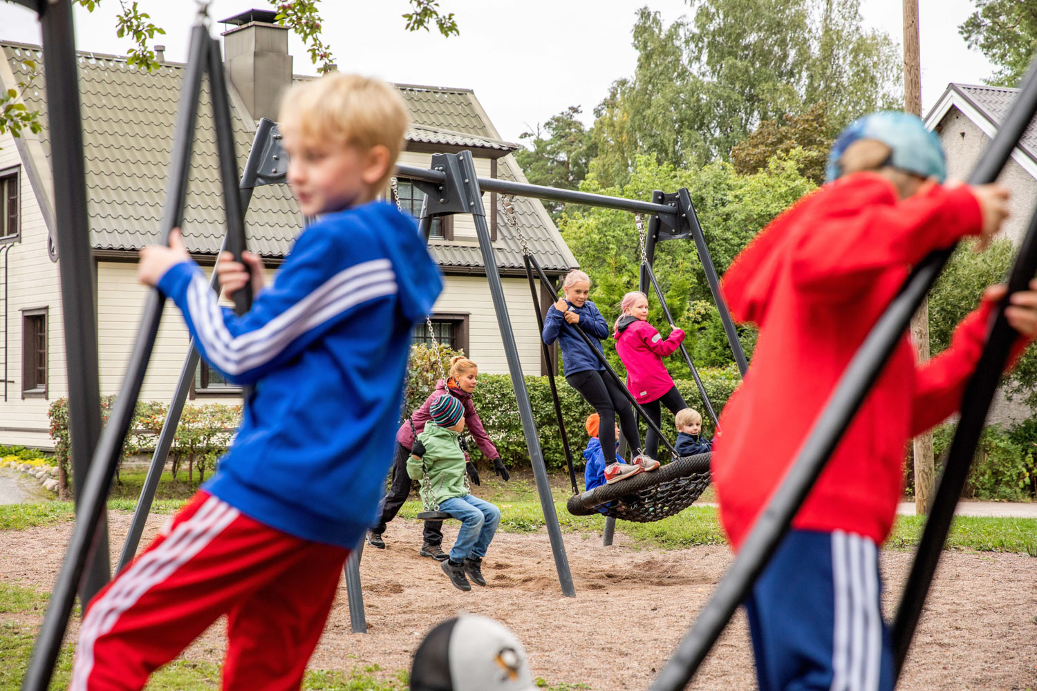 Lapsia leikkimässä leikkikentällä.